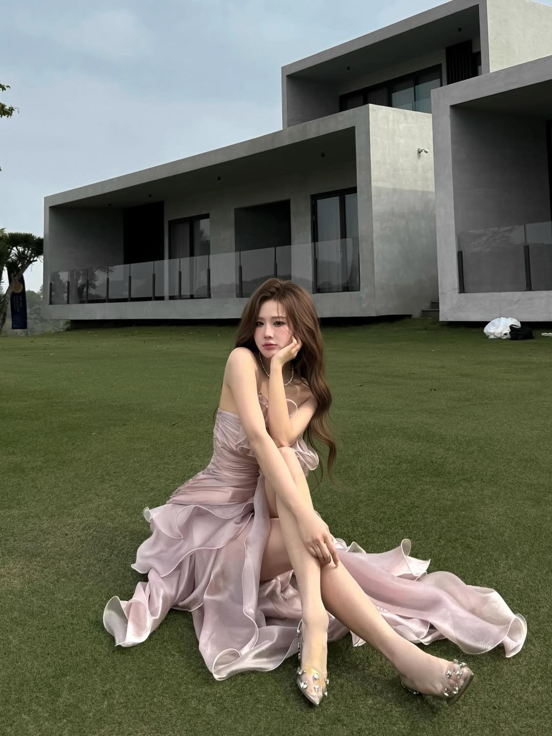 Rũ bỏ hình ảnh quyến rũ, sắc sảo thường thấy, 'hot girl Tuyên Quang' Trần Linh Hương vừa khiến netizen một phen 'ngỡ ngàng' khi hóa thân thành nàng thơ trong trẻo. Xuất hiện giữa khung cảnh thiên nhiên thơ mộng, người đẹp sinh năm 1997 chứng minh đẳng cấp nhan sắc 'không góc chết' trong giao diện một 'cô gái nhỏ' ngọt ngào đến lịm tim. (Ảnh: IGNV)