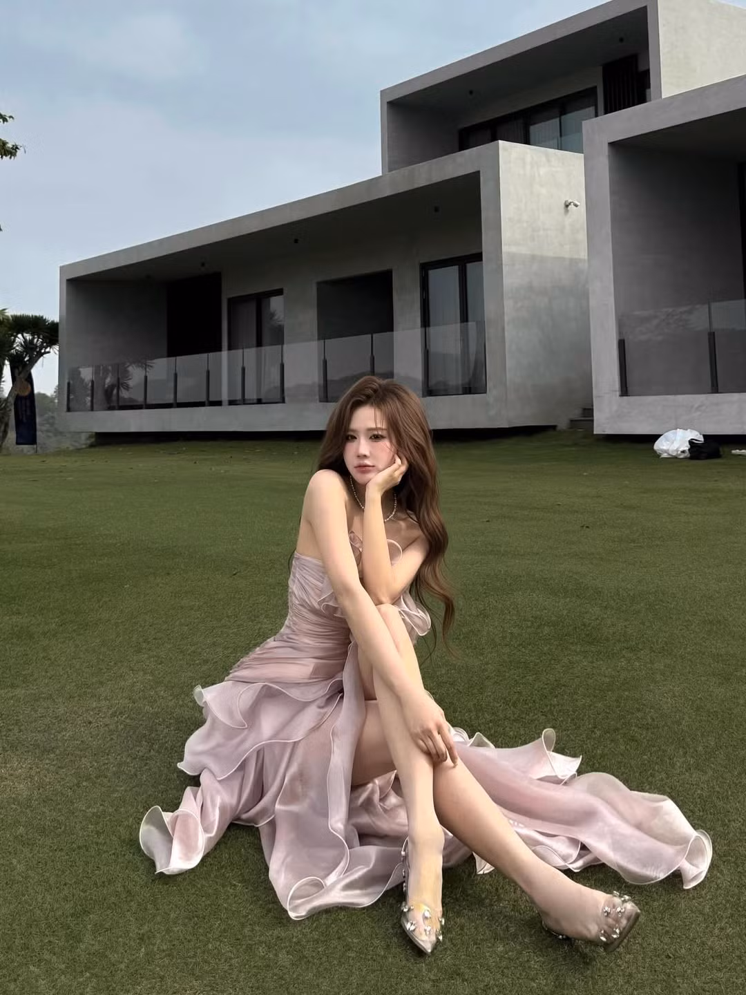 Rũ bỏ hình ảnh quyến rũ, sắc sảo thường thấy, 'hot girl Tuyên Quang' Trần Linh Hương vừa khiến netizen một phen 'ngỡ ngàng' khi hóa thân thành nàng thơ trong trẻo. Xuất hiện giữa khung cảnh thiên nhiên thơ mộng, người đẹp sinh năm 1997 chứng minh đẳng cấp nhan sắc 'không góc chết' trong giao diện một 'cô gái nhỏ' ngọt ngào đến lịm tim. (Ảnh: IGNV)