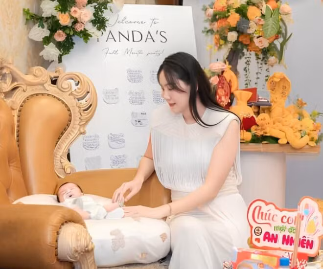 Nữ MC còn chia sẻ cảm xúc của bản thân: "Tròn 1 tháng làm mẹ. Vô vàn những cảm xúc, cảm ơn em đã hợp tác với mẹ. Mình sẽ cùng nhau có thật nhiều kỳ niệm đẹp con nhé".