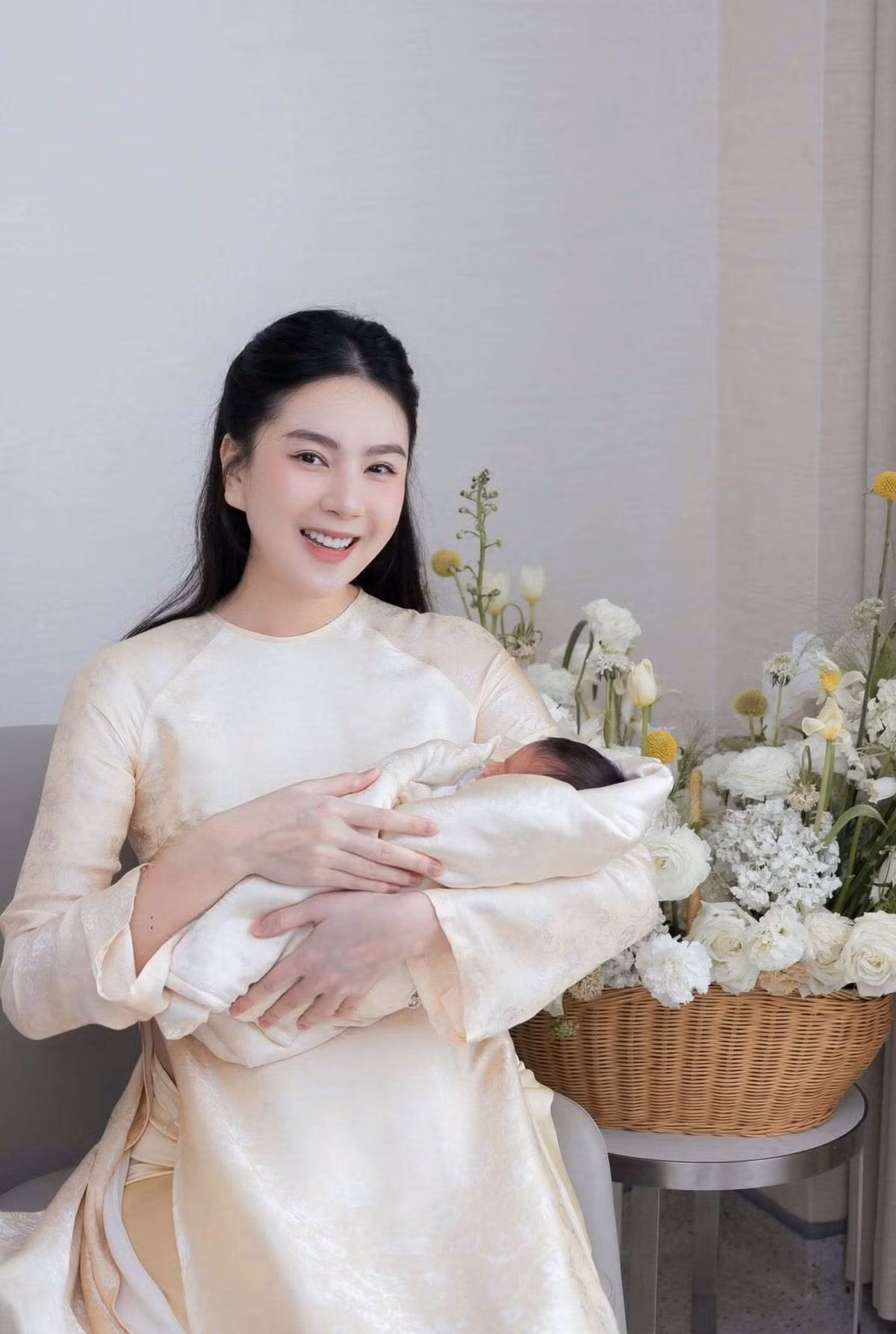 Trong quá trình chăm sóc và nuôi dạy con, Mai Ngọc còn nhận được lời khen từ các bậc phụ huynh. Cô đưa ra quy tắc ai đến thăm quý tử hào môn đều hạn chế hôn hay ôm ấp, đến bà ngoại của bé cũng phải thực hiện theo.