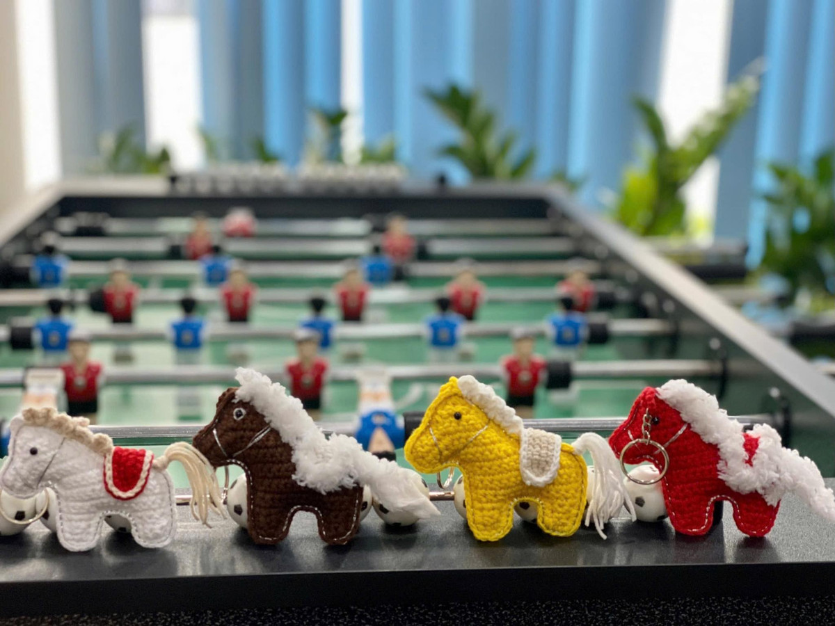 Trên các nền tảng mạng xã hội như Facebook, Instagram và Threads, các hội nhóm "Nghiện túi", "Ghiền Decor" hay "Săn deal Tết" đang hoạt động vô cùng sôi nổi. Những mẫu có thiết kế độc quyền hoặc gắn thêm thỏi vàng, đồng xu may mắn thường trong tình trạng "hết hàng sau vài giờ đăng tải". (Ảnh trong bài: Tổng hợp)