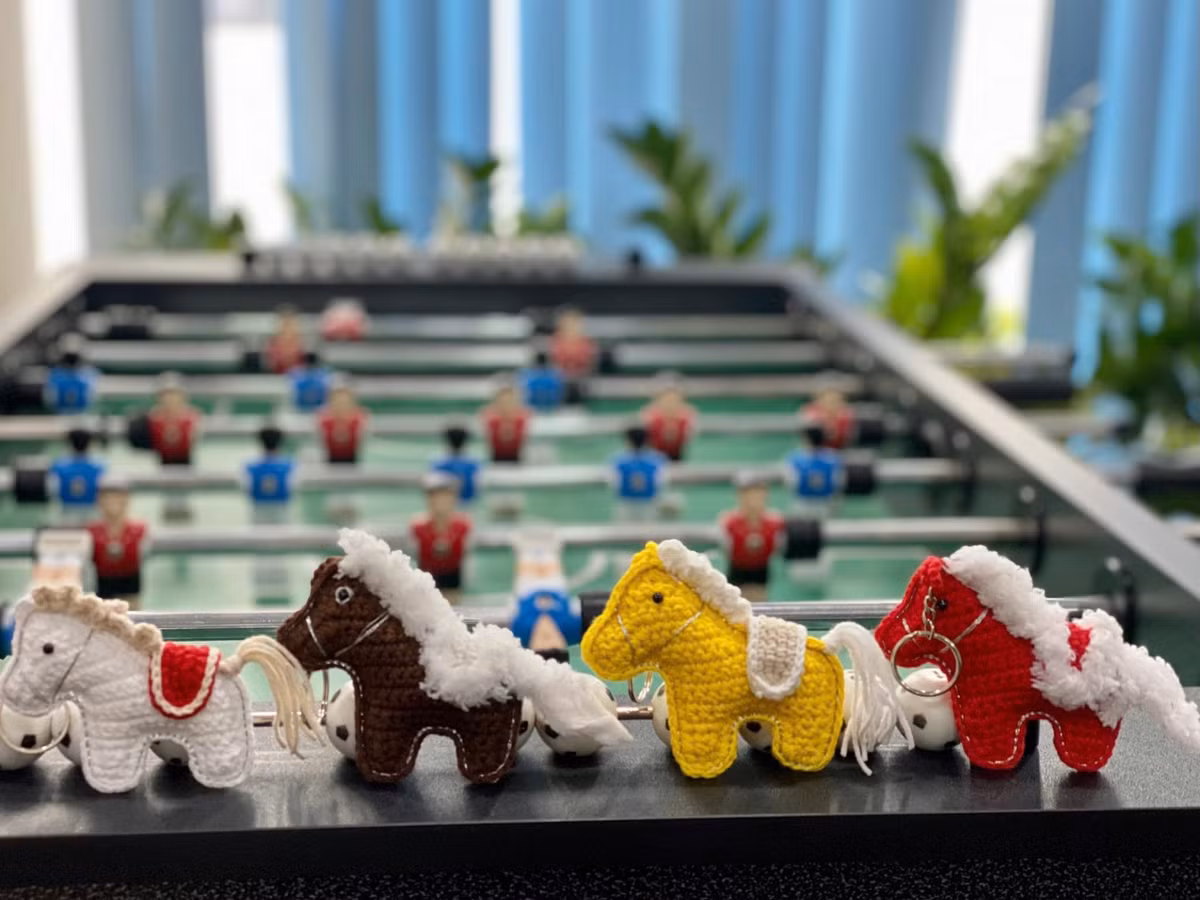 Trên các nền tảng mạng xã hội như Facebook, Instagram và Threads, các hội nhóm "Nghiện túi", "Ghiền Decor" hay "Săn deal Tết" đang hoạt động vô cùng sôi nổi. Những mẫu có thiết kế độc quyền hoặc gắn thêm thỏi vàng, đồng xu may mắn thường trong tình trạng "hết hàng sau vài giờ đăng tải". (Ảnh trong bài: Tổng hợp)