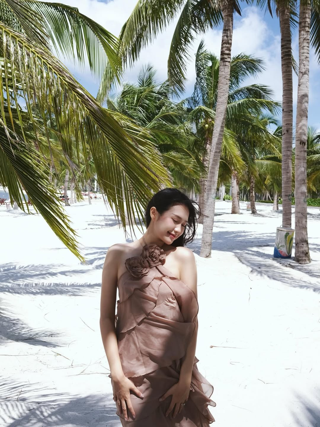 Chiếc đầm với chất liệu voan mỏng nhẹ, bay bổng rất phù hợp với không gian biển cả, mang đến cảm giác thoải mái và phóng khoáng.