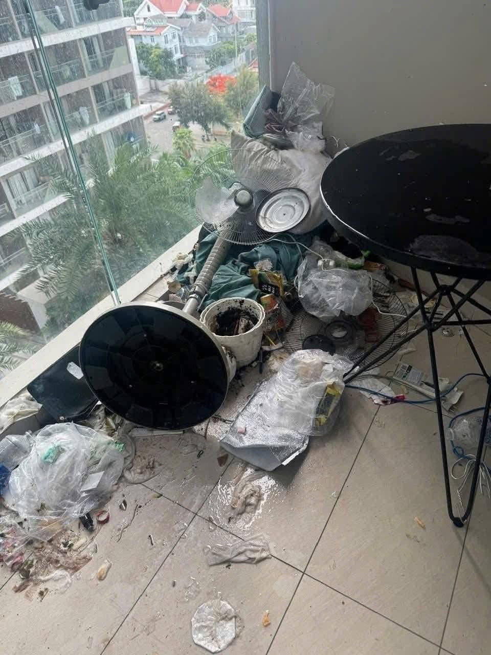 Khu vực ban công trở thành nơi chứa đựng mọi thứ từ chăn màn, xoong nồi đến rác thải sinh hoạt.