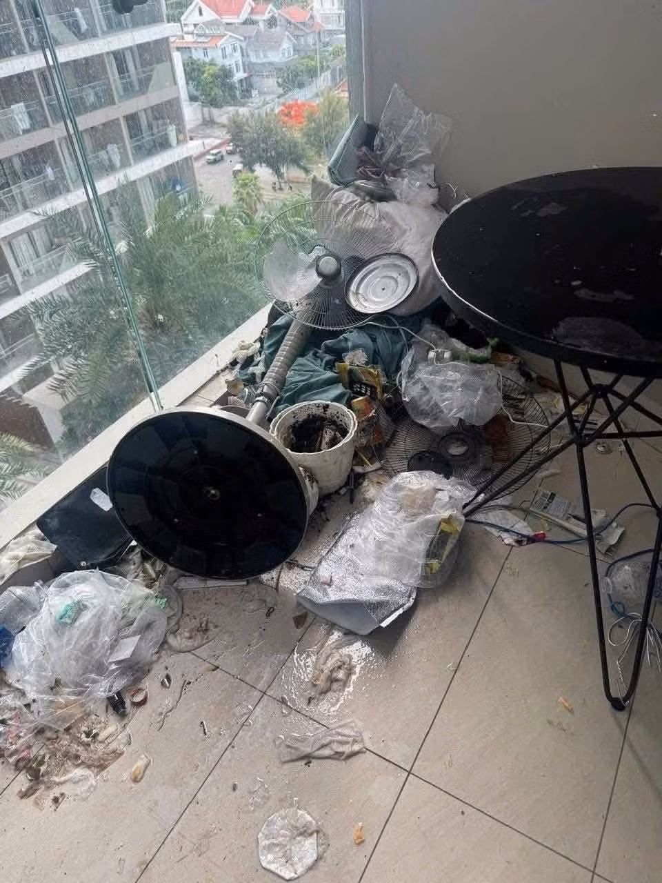 Khu vực ban công trở thành nơi chứa đựng mọi thứ từ chăn màn, xoong nồi đến rác thải sinh hoạt.
