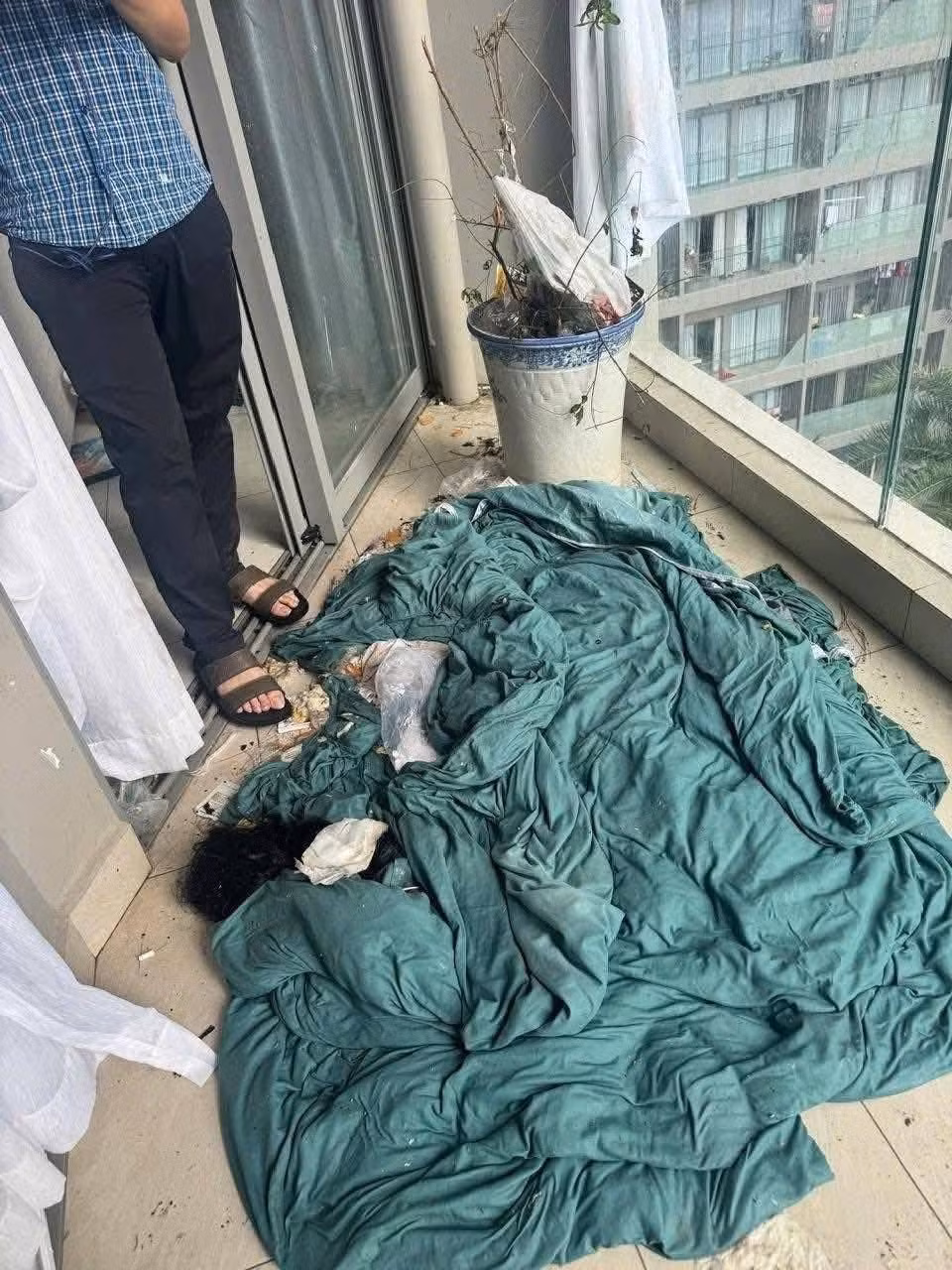 Tuy nhiên, dù câu chuyện có phải là ở một homestay sau khi cho khách thuê hay không, thì những hình ảnh trên cũng là những hình ảnh được ghi lại thật, nói lên nếp sinh sống của những người đã từng ở căn phòng này là đáng lên án, khó có thể chấp nhận. Hiện tại loạt ảnh vẫn gây làn sóng tranh cãi trên mạng xã hội, thu về hàng chục nghìn lượt thích và bình luận.