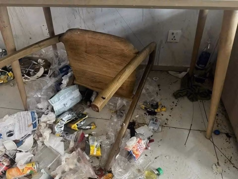 Khắp các diễn đàn mạng xã hội về du lịch những ngày qua đang truyền tay nhau hình ảnh về một căn homestay được cho là ở Vũng Tàu với cùng một dòng mô tả: "Chủ một homestay ở Vũng Tàu khóc hết nước mắt sau khi được khách trả phòng". Theo đó căn homestay trông không khác gì một "bãi chiến trường" khiến nhiều người nhìn vào phải ám ảnh.