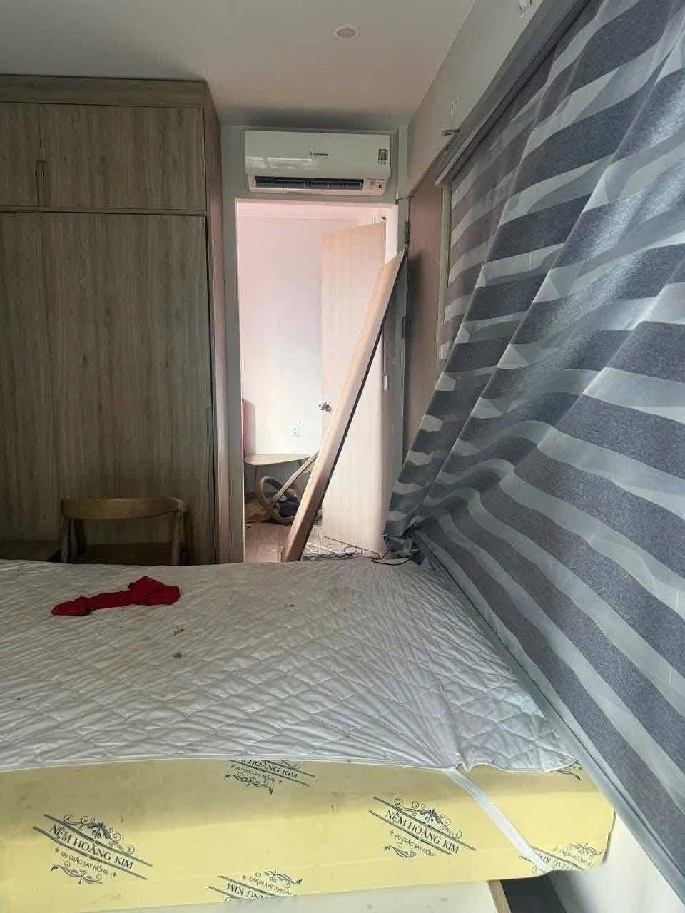 Những chiếc quạt điện bị đổ ngã, thùng rác tràn đầy và nhiều vật dụng không thể nhận dạng được.