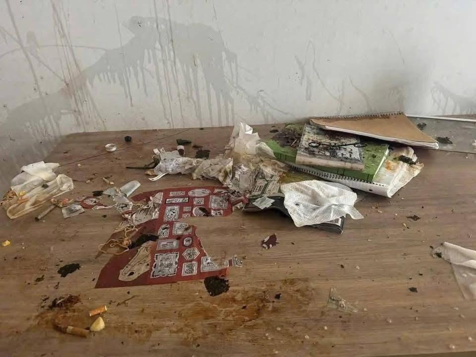 Qua loạt hình ảnh được chia sẻ, căn homestay không còn dấu vết của một nơi nghỉ dưỡng thường thấy. Thay vào đó là một khung cảnh hỗn loạn đến khó tin.