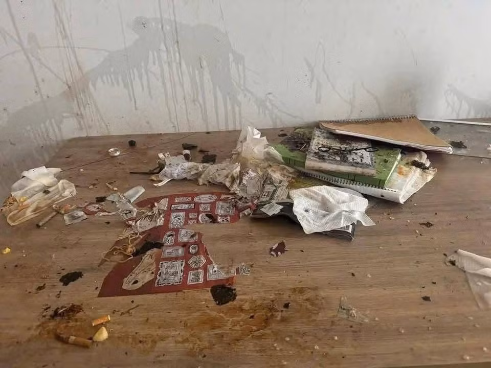 Qua loạt hình ảnh được chia sẻ, căn homestay không còn dấu vết của một nơi nghỉ dưỡng thường thấy. Thay vào đó là một khung cảnh hỗn loạn đến khó tin.