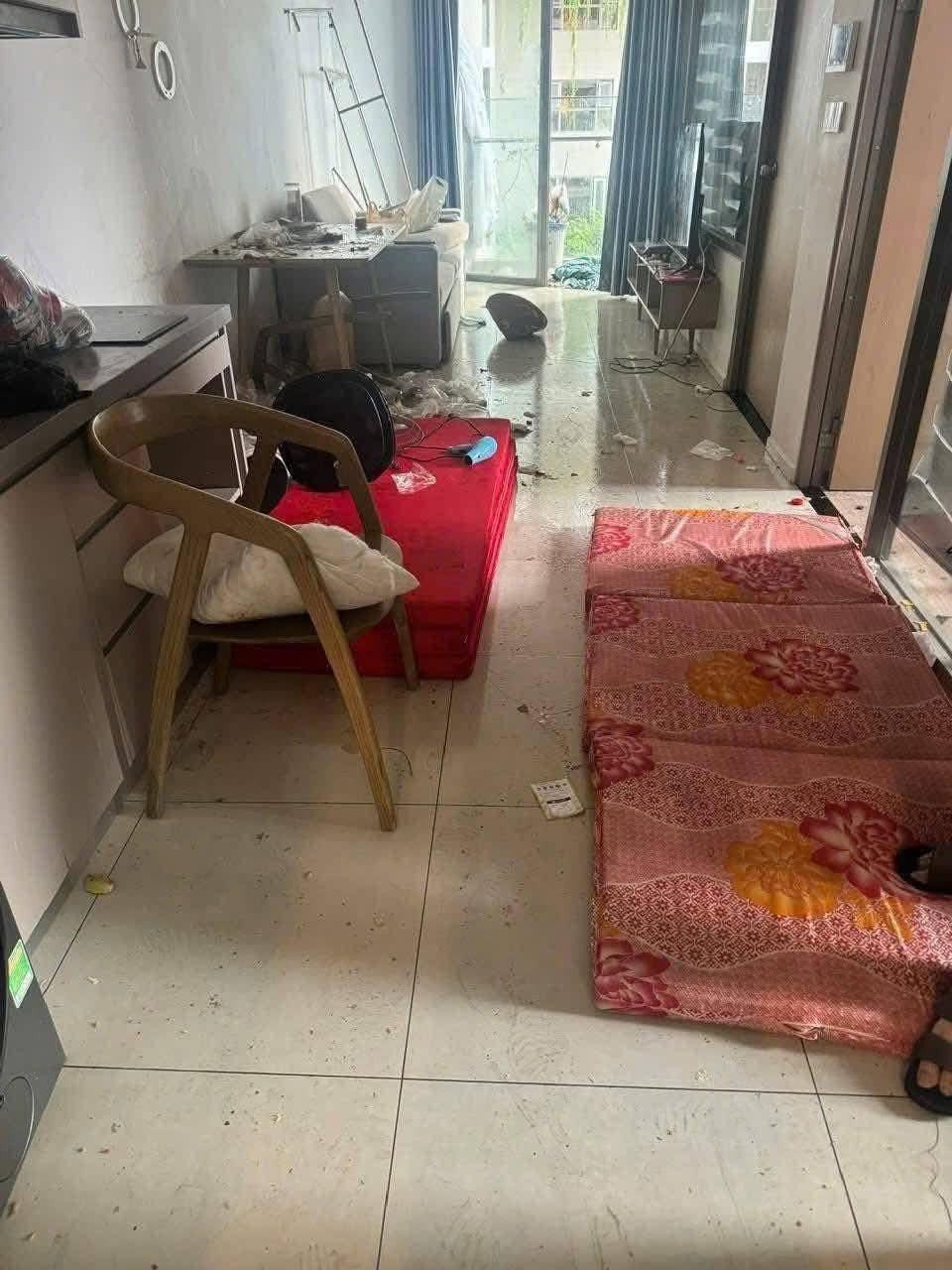 Sự việc đã gây ra làn sóng phẫn nộ trên mạng xã hội, với hàng nghìn bình luận lên án hành vi thiếu ý thức này của nhóm khách thuê.