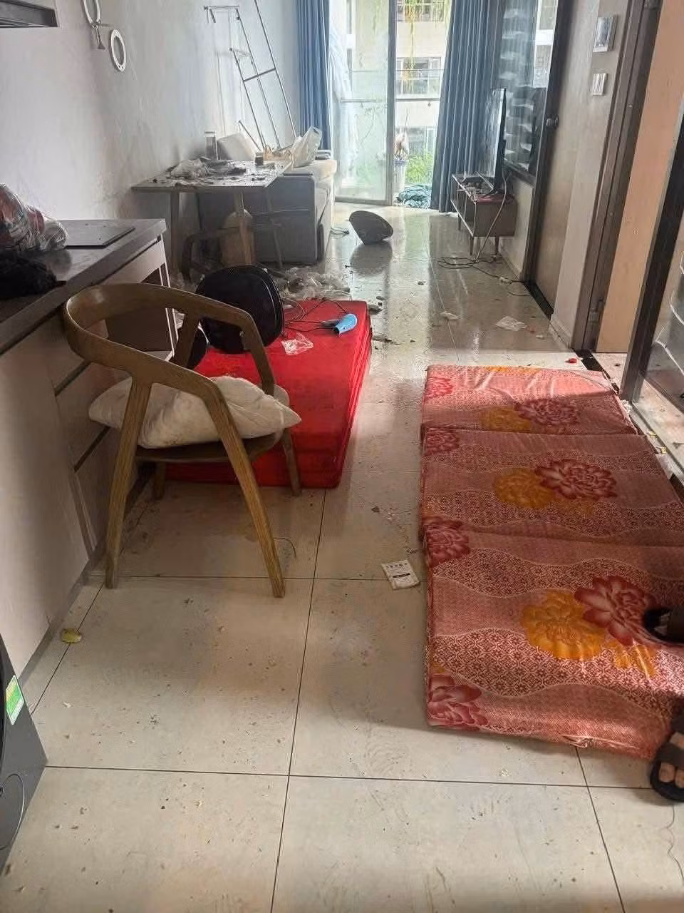 Sự việc đã gây ra làn sóng phẫn nộ trên mạng xã hội, với hàng nghìn bình luận lên án hành vi thiếu ý thức này của nhóm khách thuê.