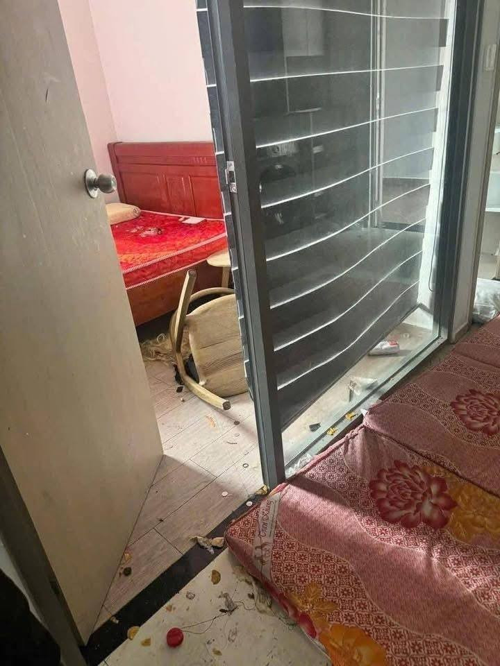 Rác thải sinh hoạt vương vãi khắp sàn, đồ đạc bị đập phá, vật dụng gia đình vỡ vụn, thậm chí nhiều khu vực bị bôi bẩn và có dấu hiệu mất vệ sinh nghiêm trọng.