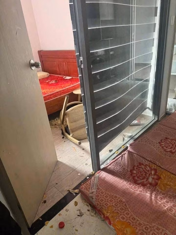 Rác thải sinh hoạt vương vãi khắp sàn, đồ đạc bị đập phá, vật dụng gia đình vỡ vụn, thậm chí nhiều khu vực bị bôi bẩn và có dấu hiệu mất vệ sinh nghiêm trọng.