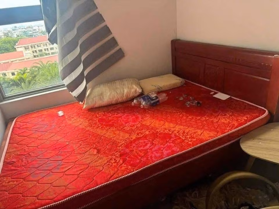 Phòng khách - không gian chính của căn hộ - tràn ngập rác thải, đồ vật bị vứt lung tung. Ghế gỗ cao cấp bị lật đổ, thảm trải sàn bẩn thỉu, các vật dụng cá nhân của khách du lịch vẫn còn nằm rải rác khắp nơi. Chiếc giường cũng khiến người nhìn phải "phát hoảng" khi đầy những đồ dùng, chai lọ vứt ngổn ngang, chất lỏng dính đầy đệm.