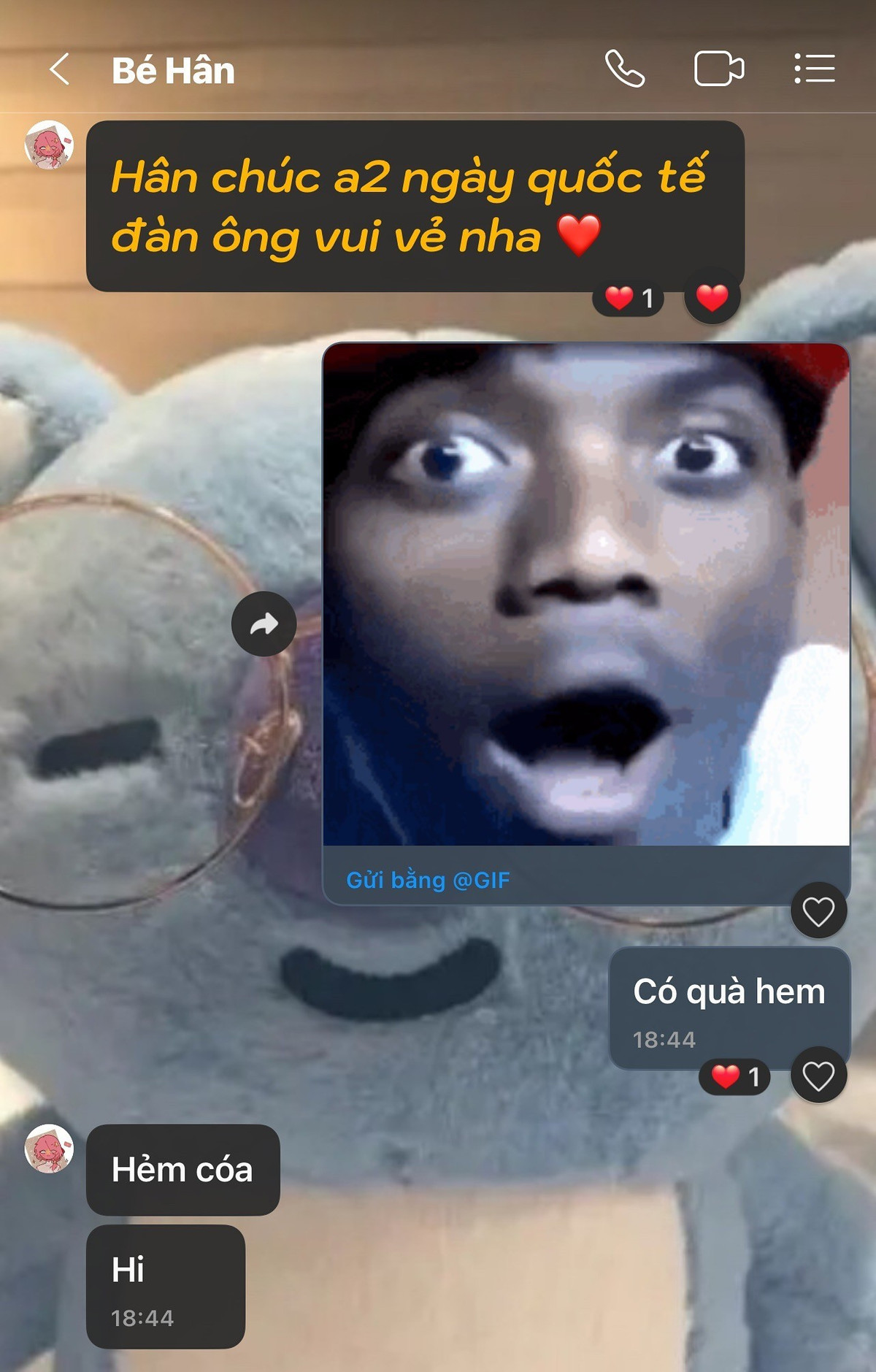 Nhiều người còn hóm hỉnh bày tỏ: "Mốt có bồ đỡ bỡ ngỡ đó anh Hai", "Hân luyện dần cho anh trai để sau này còn có bồ đó".