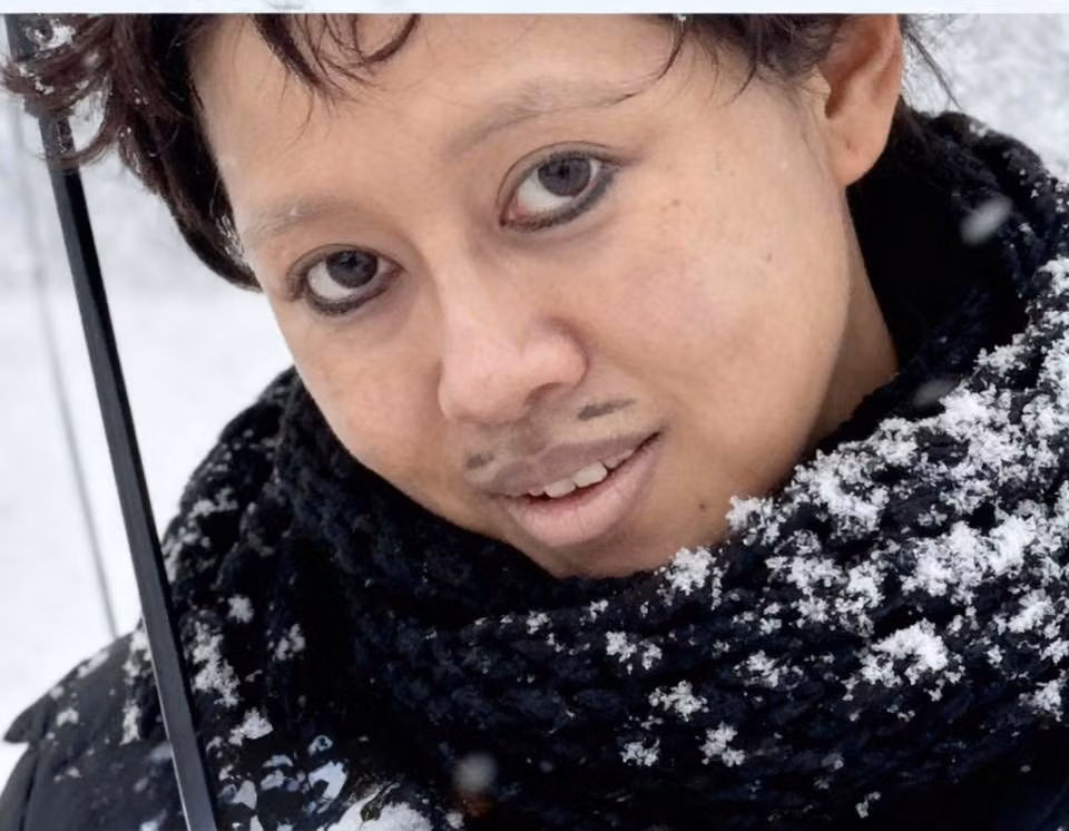 Khác với những bức ảnh "công chúa tuyết" lung linh, thần thái mơ màng của các nghệ sĩ khác, loạt ảnh "ngắm tuyết" của Việt Phương Thoa lại mang một phong cách... độc lạ và có phần hơi "ngược" so với tưởng tượng của số đông. (Ảnh: FBNV)