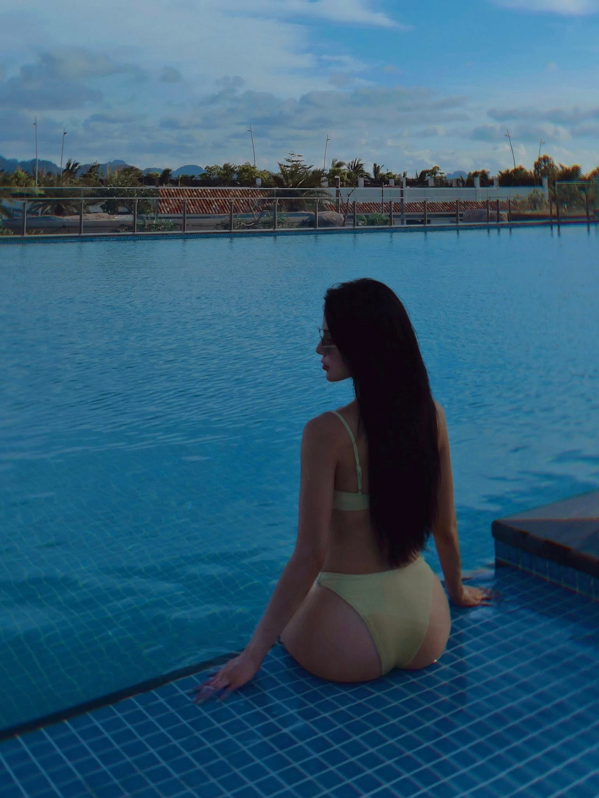 Không chỉ sở hữu vóc dáng đáng mơ ước, Diệp Lâm Anh còn gây ấn tượng với thần thái tự tin, cuốn hút. Cách cô tạo dáng chuyên nghiệp cùng ánh mắt đầy biểu cảm khiến mỗi bức ảnh đều trở thành một tác phẩm nghệ thuật, thu hút mọi ánh nhìn.