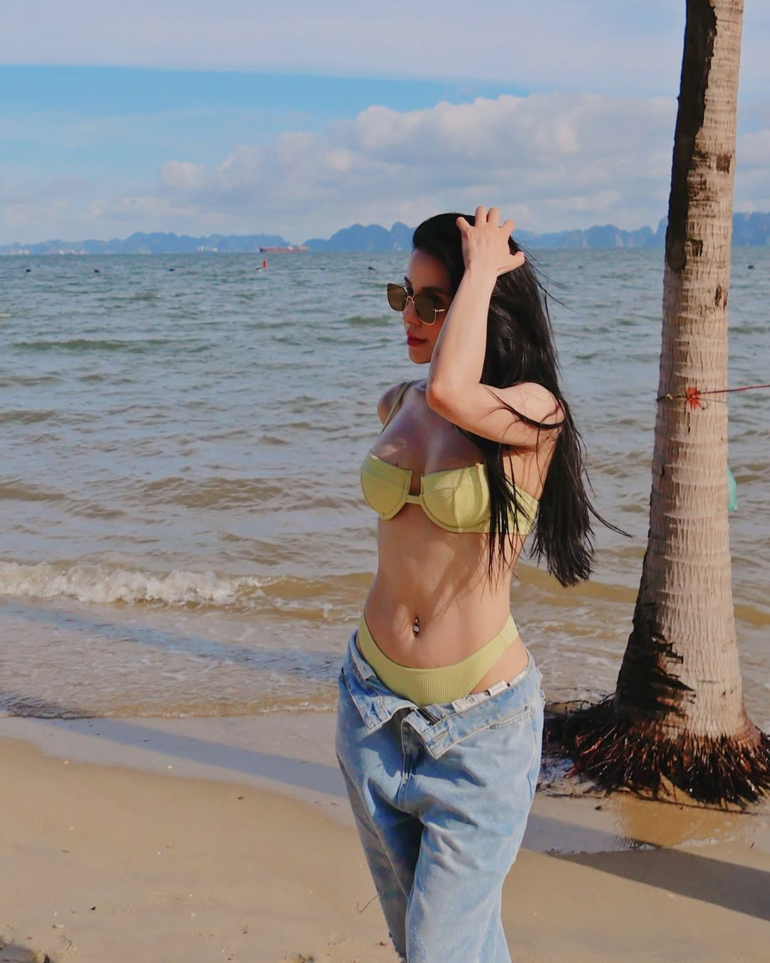 Diệp Lâm Anh nổi tiếng với phong cách thời trang gợi cảm, cá tính và sành điệu. Cô thường lựa chọn những trang phục ôm sát, hở vai hoặc cúp ngực để tôn lên vóc dáng khỏe khoắn, không mỡ thừa. Các thiết kế cut-out, váy ngắn cũng là item yêu thích của cô để khoe đôi chân thon dài.