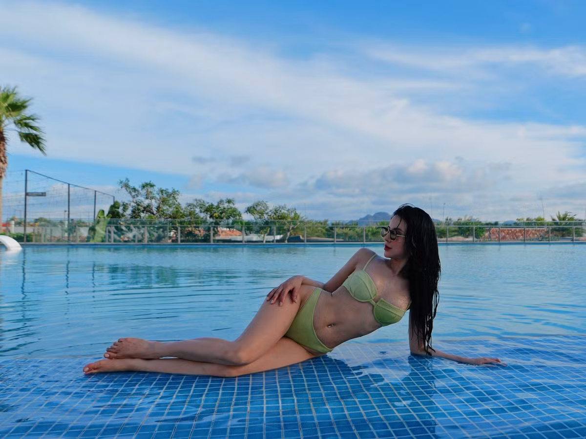 Ánh nắng rực rỡ cùng không gian thoáng đãng của hồ bơi và bãi biển càng làm nổi bật vẻ đẹp khỏe khoắn, tràn đầy năng lượng của cô.