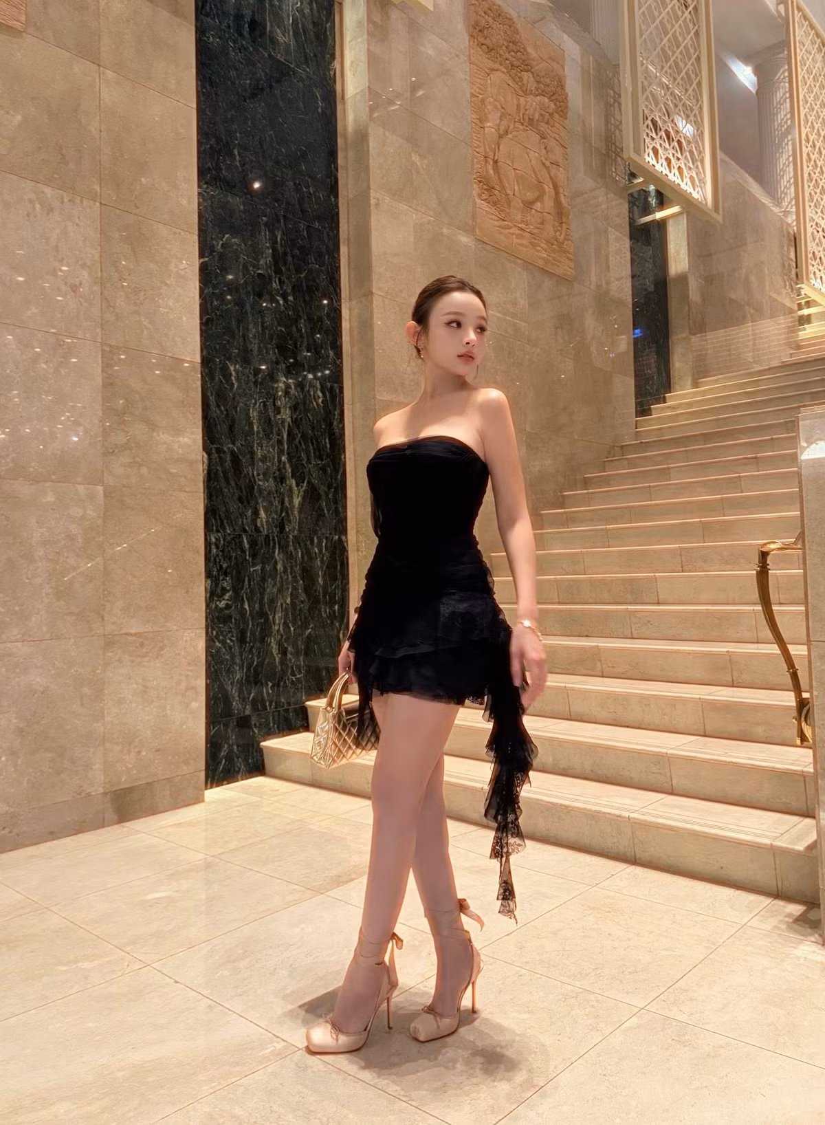 Gương mặt baby, làn da trắng sáng không tì vết cùng thần thái sang chảnh, cuốn hút giúp cô trở thành tâm điểm của mọi ánh nhìn. (Ảnh: FBNV)