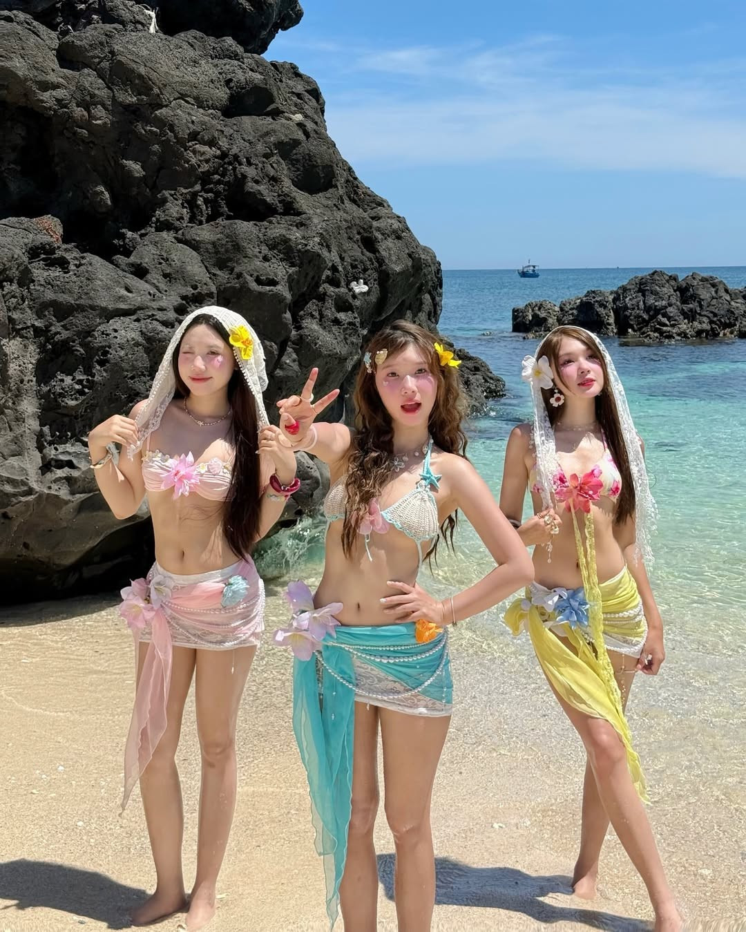 Cách các cô nàng lên đồ cũng là xu hướng bikini cho mùa hè năm nay, từ những thiết kế tối giản truyền thống sang phong cách phá cách, nghệ thuật và đậm chất cá nhân hóa.