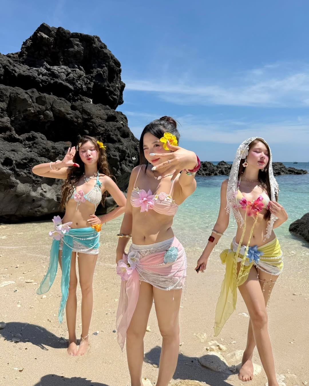 Thay vì những bộ bikini may sẵn, nhiều cô gái lựa chọn tự mix &amp; match dây buộc, ren, vải voan hoặc đan len thủ công để tạo nên những bộ đồ bơi độc bản. Kiểu dáng bất đối xứng, cắt xẻ lạ mắt hoặc có chi tiết thắt nơ, đan dây trở thành điểm nhấn giúp phô diễn đường cong nhưng không phản cảm.
