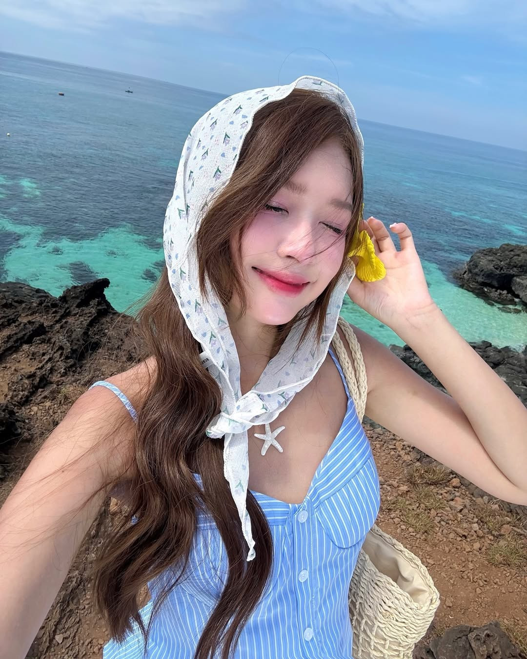 Các màu sắc tươi sáng, nhẹ nhàng như hồng phấn, tím lilac, xanh mint, vàng chanh... chiếm sóng mạng xã hội vì khả năng “nịnh da” và mang lại cảm giác mát mẻ. Họa tiết hoa nhiệt đới, bèo nhún, tua rua cũng giúp set đồ thêm phần sống động, phù hợp cho những khung hình du lịch đầy cảm hứng.