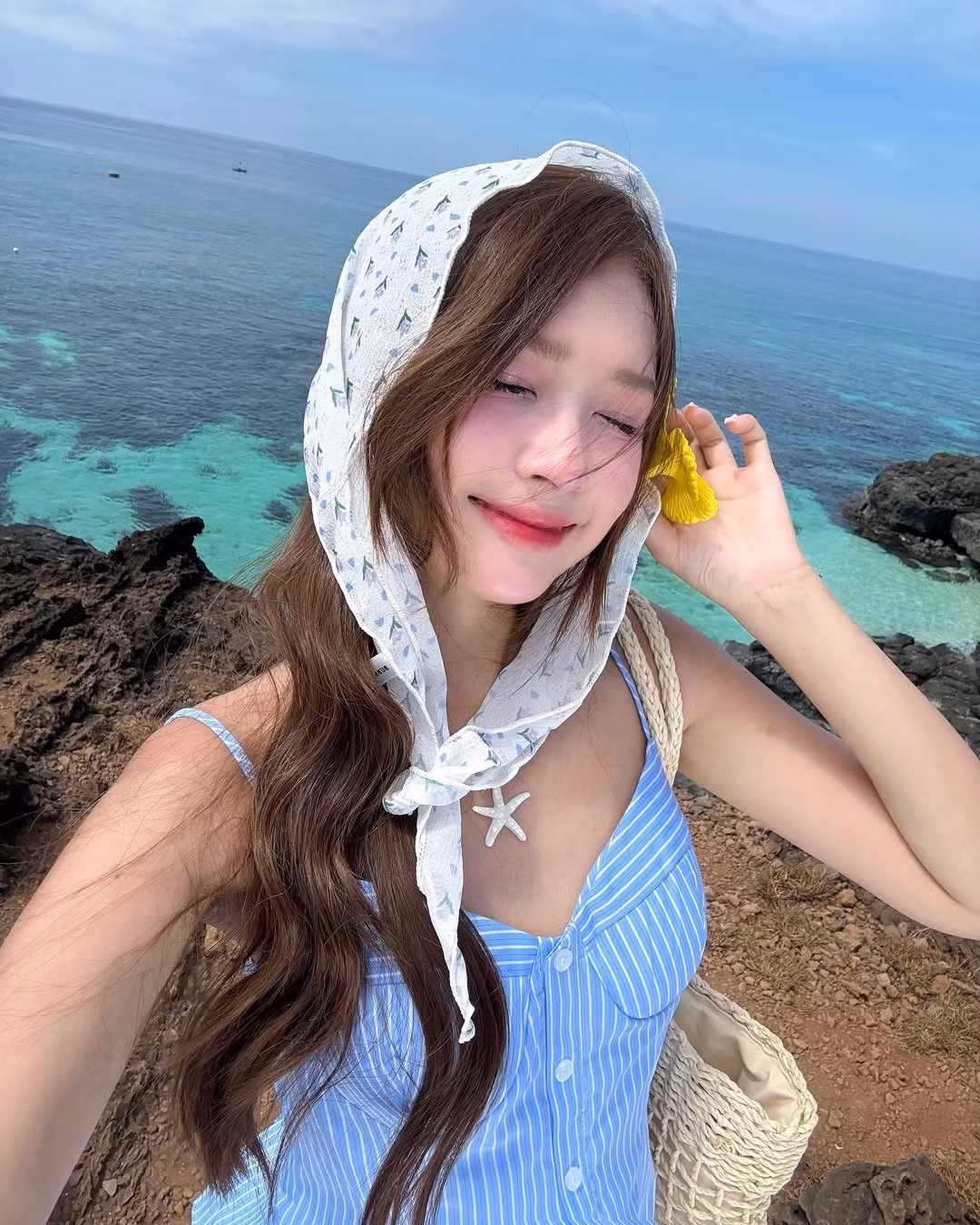 Các màu sắc tươi sáng, nhẹ nhàng như hồng phấn, tím lilac, xanh mint, vàng chanh... chiếm sóng mạng xã hội vì khả năng “nịnh da” và mang lại cảm giác mát mẻ. Họa tiết hoa nhiệt đới, bèo nhún, tua rua cũng giúp set đồ thêm phần sống động, phù hợp cho những khung hình du lịch đầy cảm hứng.