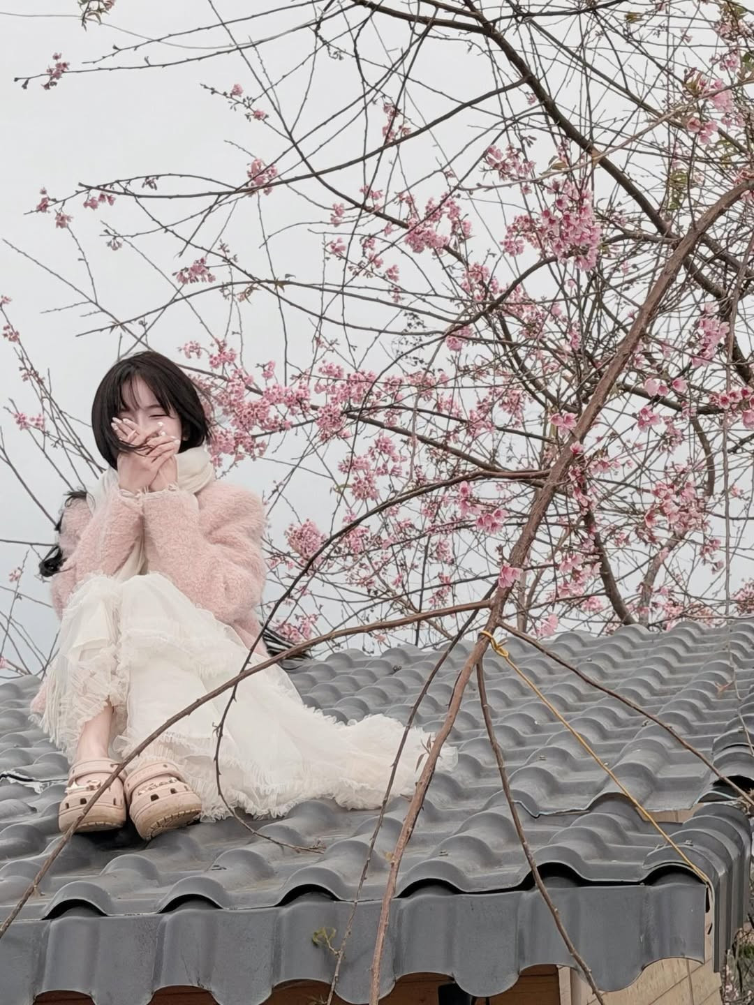 Cô nàng dành thời gian thư giãn trong căn nhà gỗ vintage, ngồi ghế bập bênh đọc sách và tận hưởng không khí trong lành, hay ngồi trên mái nhà bên những nhành hoa mai anh đào ngọt ngào. Những góc chụp từ mui xe cổ đến hiên nhà đều toát lên vẻ yên bình, gác lại những ồn ào của phố thị. (Ảnh: IGNV)