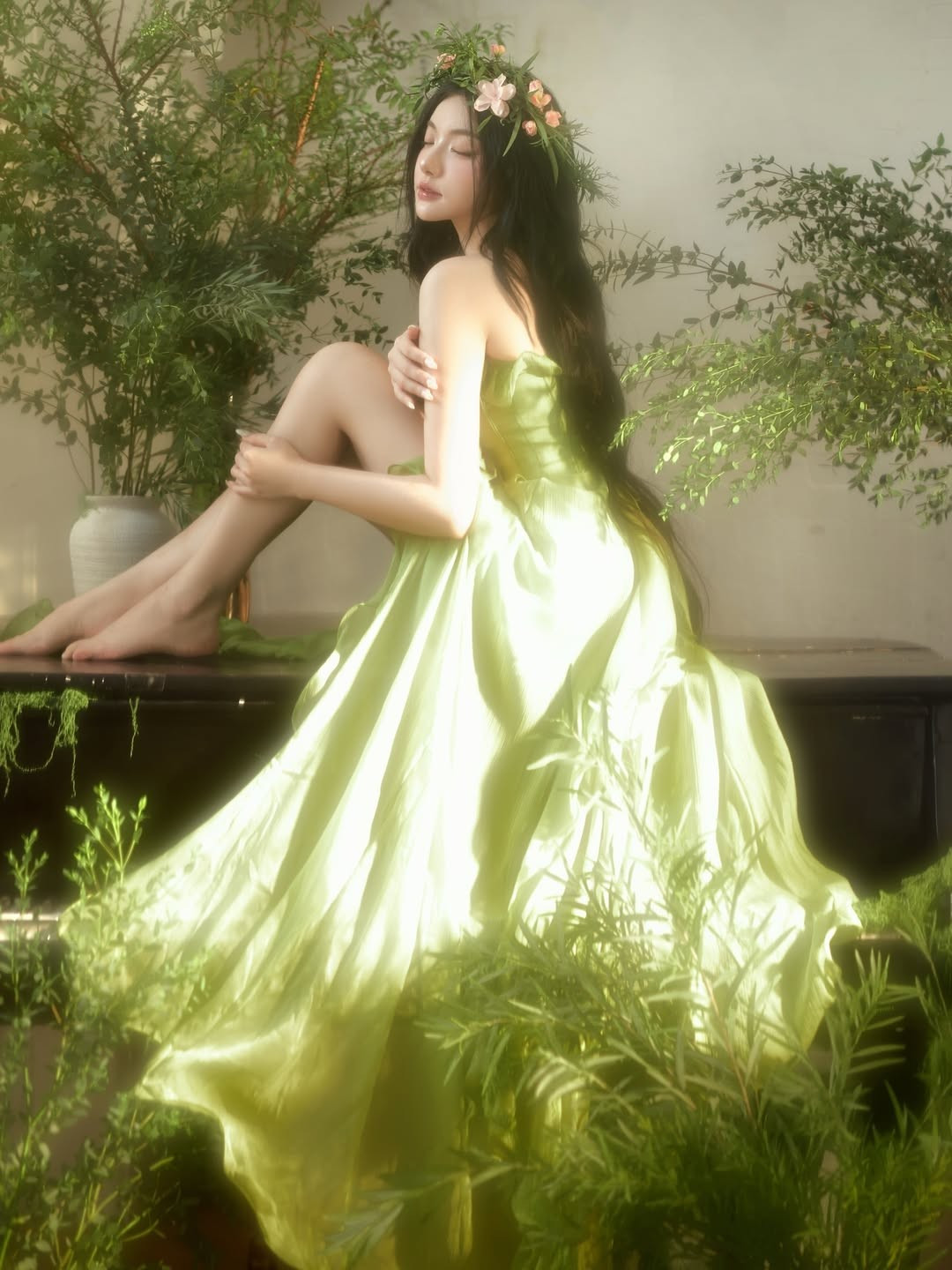 Khoác lên mình thiết kế cúp ngực mang sắc xanh cốm dịu mát, cô khéo léo khoe trọn bờ vai trần mướt mắt và làn da trắng không tì vết. (Ảnh: IGNV)