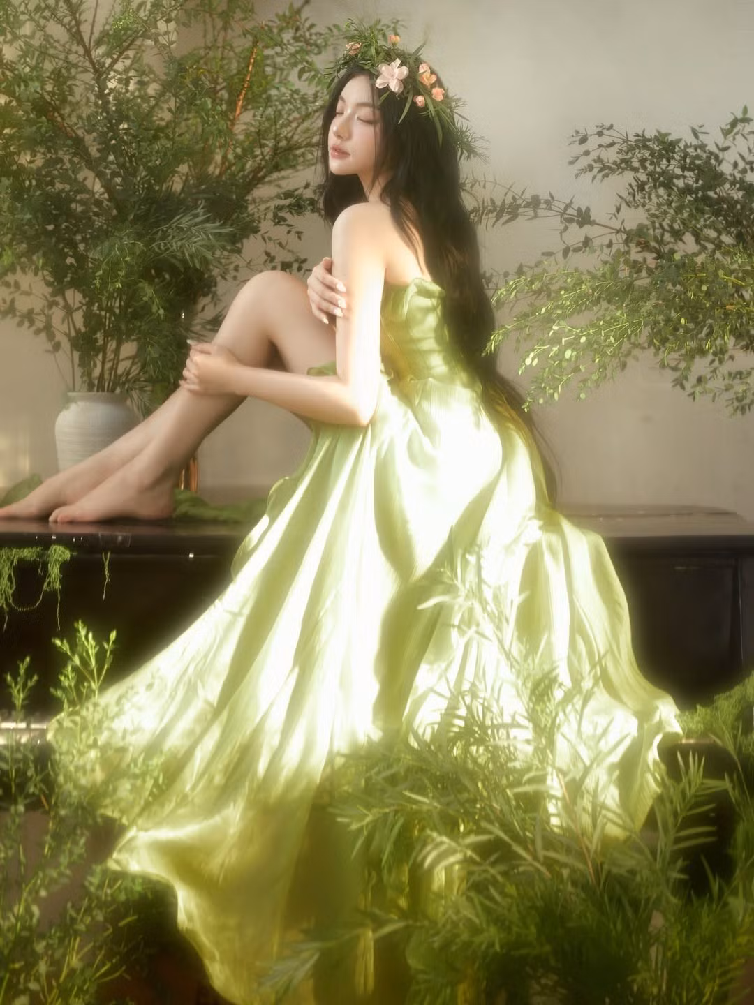 Khoác lên mình thiết kế cúp ngực mang sắc xanh cốm dịu mát, cô khéo léo khoe trọn bờ vai trần mướt mắt và làn da trắng không tì vết. (Ảnh: IGNV)