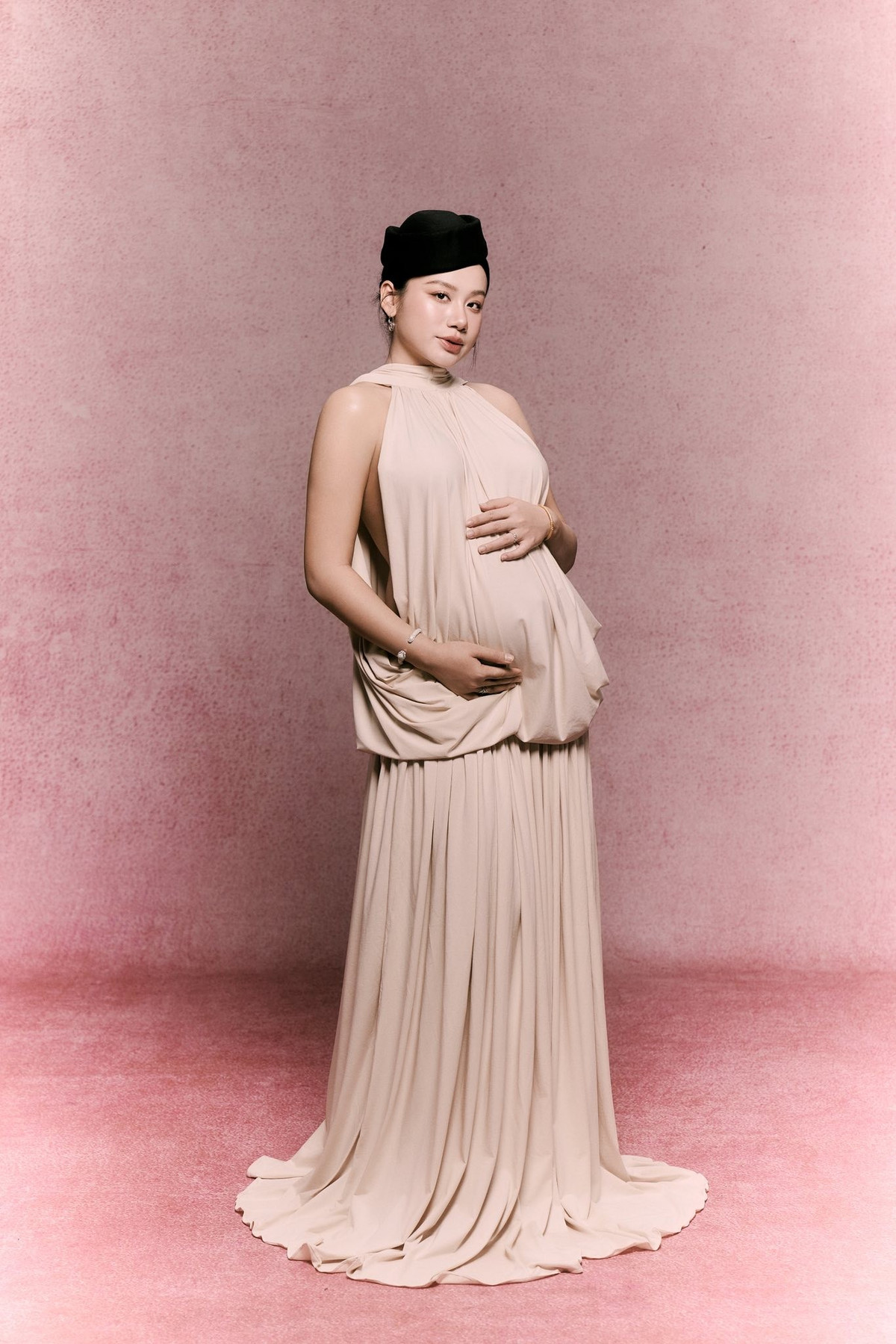 Ngược lại, nhiều người ủng hộ lại khen ngợi sự nghệ thuật và can đảm của Minh Thư khi dám thể hiện vẻ đẹp của bản thân một cách chân thật nhất. Họ cho rằng ai cũng có quyền thể hiện cá tính của mình và người khác không nên "sân si". (Ảnh: FBNV)