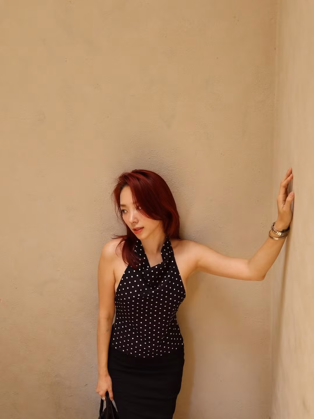 Với phong cách cá tính, Tóc Tiên luôn biết cách biến hóa để làm mới mình và khiến khán giả phải trầm trồ. Mới đây, nữ ca sĩ tiếp tục gây "bão" mạng xã hội khi tung ra bộ ảnh khoe trọn vóc dáng quyến rũ, đặc biệt là tấm lưng trần không tì vết. (Ảnh: IGNV)