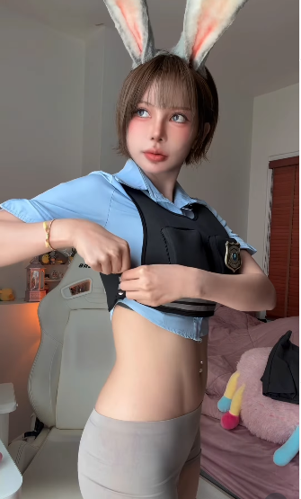 Nhân vật Judy Hopps trong Zootopia là một cô thỏ cảnh sát nhỏ bé, nhanh nhẹn và đầy nhiệt huyết. Khác với hình ảnh truyền thống, màn cosplay của Nokia đã mang đến một phiên bản Judy Hopps trưởng thành, phá cách và gợi cảm hơn rất nhiều. (Ảnh: IGNV)