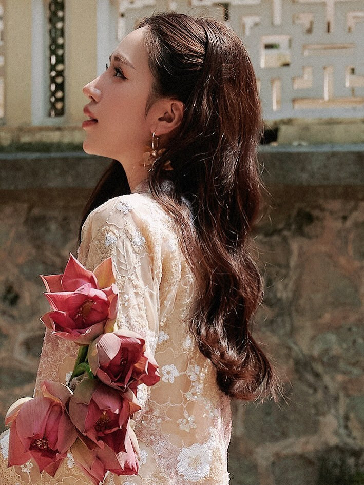 Chất liệu voan mỏng nhẹ tạo nên độ bay bổng, giúp diện mạo của Joyce Phạm trở nên thanh thoát và dịu dàng như một nàng thơ bước ra từ khu vườn mùa xuân. (Ảnh: IGNV)