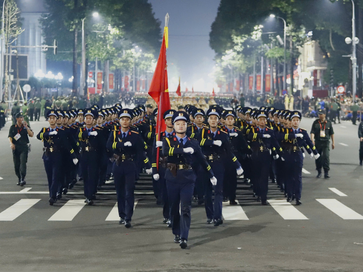 Hơn 16.300 cán bộ, chiến sĩ đồng loạt bước đều, tạo nên âm hưởng mạnh mẽ vang vọng khắp Quảng trường Ba Đình.