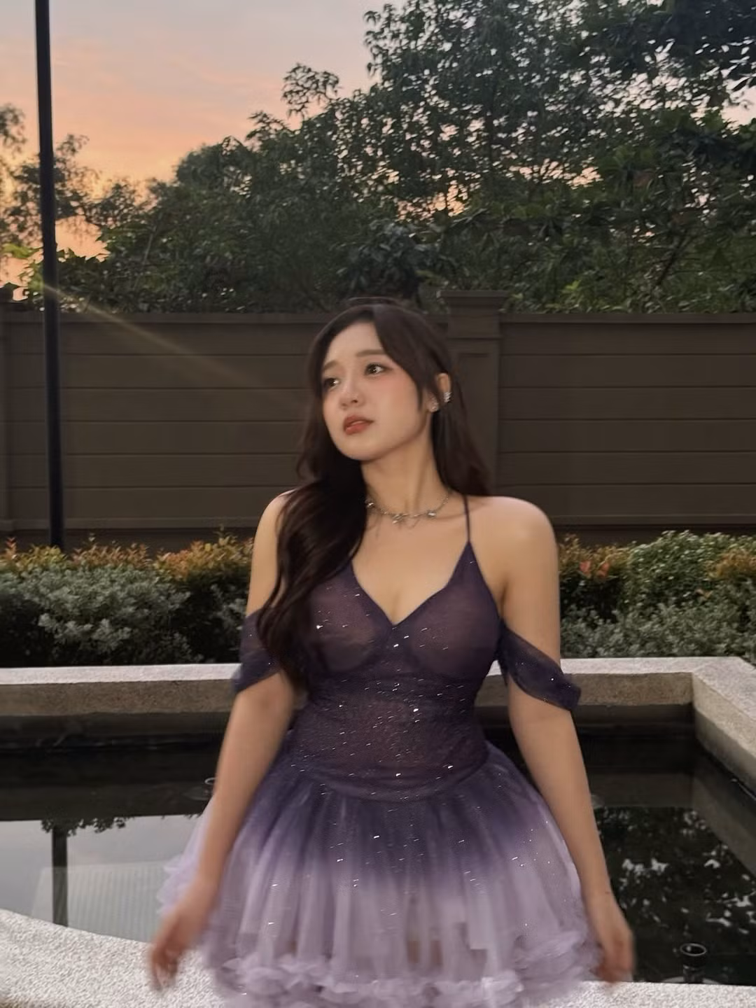 Những bức ảnh được thực hiện trong khung cảnh hoàng hôn lãng mạn, với ánh sáng cam hồng dịu dàng, kết hợp cùng không gian xanh mát và đài phun nước ngoài trời, càng làm tăng thêm vẻ đẹp thơ mộng, cổ tích cho bộ ảnh.(Ảnh: IGNV)