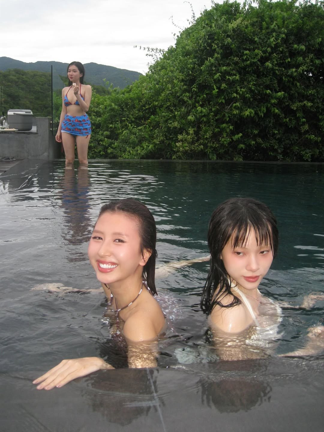 Giữa khung cảnh thiên nhiên tuyệt đẹp, dàn "em xinh" vừa đọ sắc khét lẹt, vừa khiến cư dân mạng cười ngất với loạt khoảnh khắc lầy lội cạnh nhau. (Ảnh: IG @orange.97_)