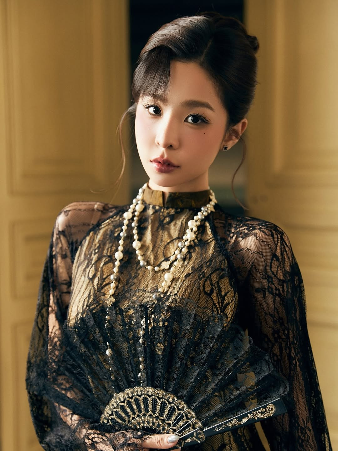 Không chỉ gây ấn tượng bởi trang phục, thần thái của Tammy Phạm chính là yếu tố "gây bão". Với lối trang điểm nhấn vào đôi mắt sâu và màu son trầm quý phái, cô nàng toát lên vẻ đẹp mặn mà, quyền lực nhưng vẫn vô cùng nữ tính. (Ảnh: IGNV)