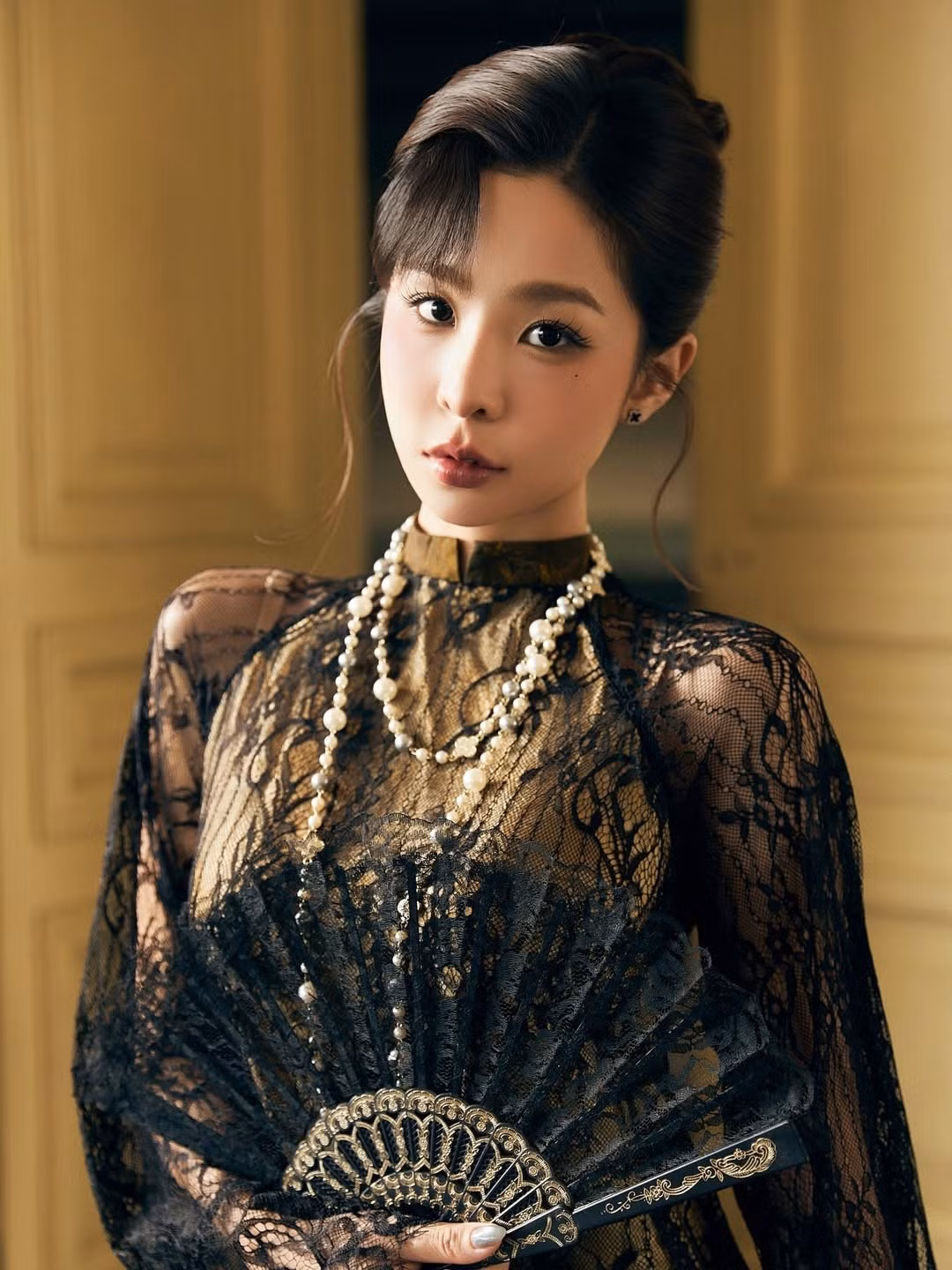 Không chỉ gây ấn tượng bởi trang phục, thần thái của Tammy Phạm chính là yếu tố "gây bão". Với lối trang điểm nhấn vào đôi mắt sâu và màu son trầm quý phái, cô nàng toát lên vẻ đẹp mặn mà, quyền lực nhưng vẫn vô cùng nữ tính. (Ảnh: IGNV)