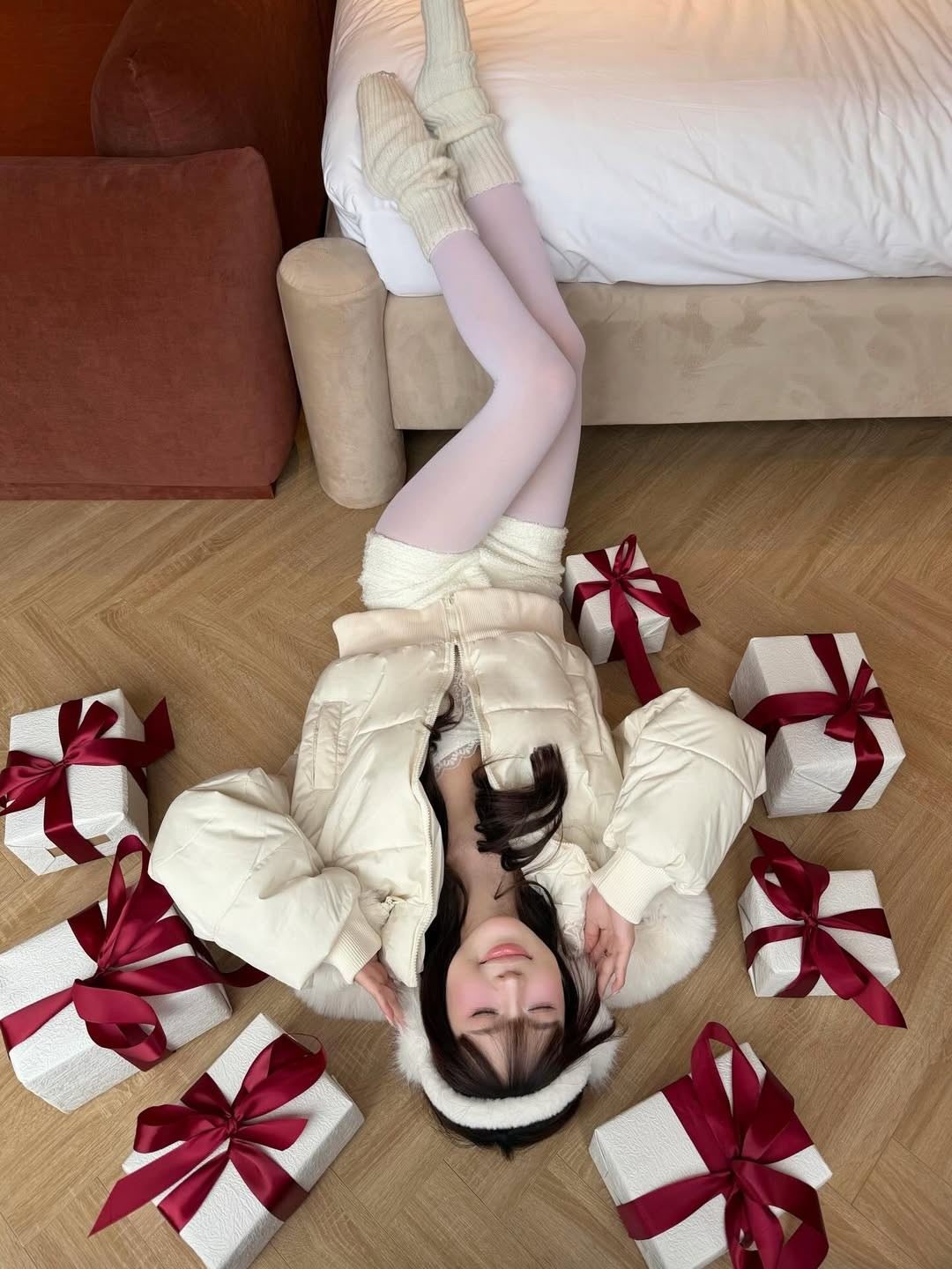 Một trong những lý do khiến Wyn Anh luôn giữ được sức nóng chính là gu thẩm mỹ cực kỳ nhạy bén. Cô không đóng khung mình trong một hình ảnh nhất định. Mỗi thiết kế được nàng hot girl diện đều khiến nhiều bạn trẻ "săn lùng" tìm kiếm địa chỉ mua. (Ảnh: IGNV)