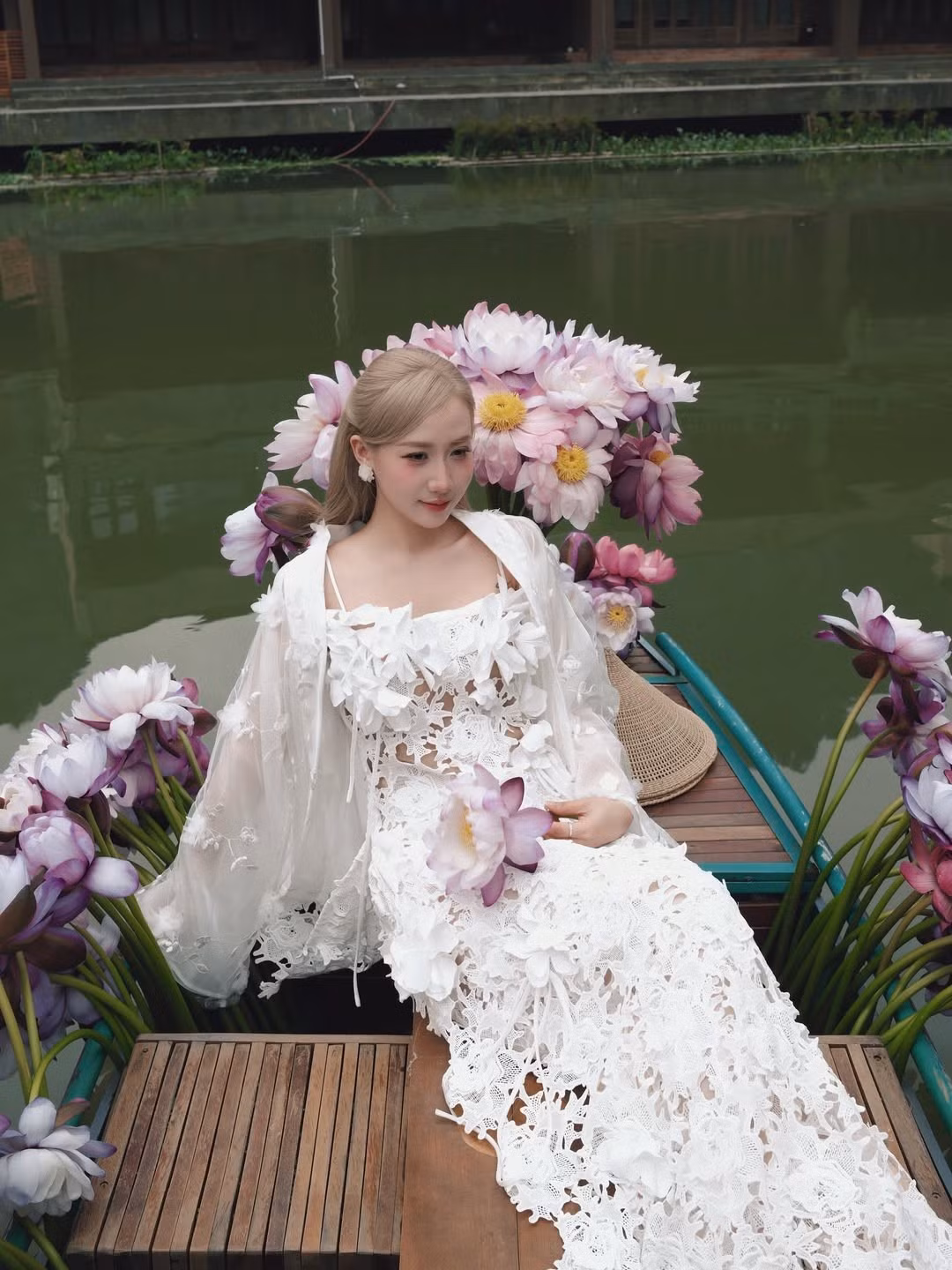 Mới đây, hot girl đình đám một thời - Kiều Ly Phạm đã đốn tim cộng đồng mạng khi đăng tải bộ ảnh mới đầy chất thơ. Giữa khung cảnh thiên nhiên hùng vĩ của vùng đất cố đô Ninh Bình, "mẹ bỉm" Kiều Ly khoe trọn nhan sắc mặn mà, cuốn hút trong trang phục mang đậm hơi thở nữ tính và thanh cao. (Ảnh: IGNV)