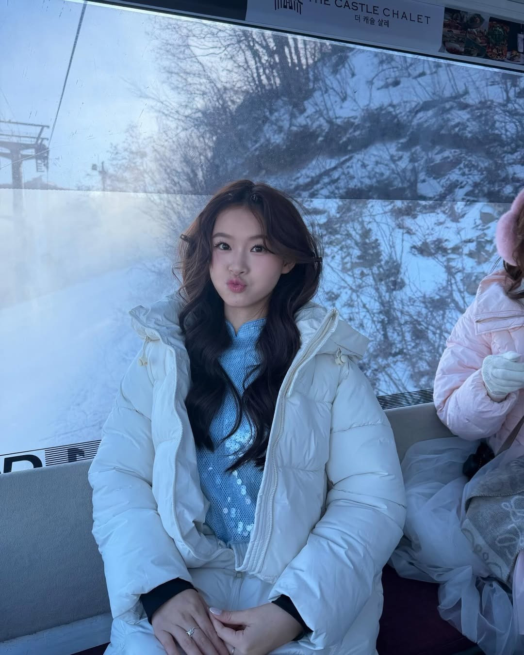 Dù thời tiết tại đây thường xuyên xuống dưới độ âm, nhưng qua những bức ảnh, có thể thấy Mai Hương vẫn giữ được thần thái rạng rỡ, thần thái tươi tắn "đốn tim" người xem. (Ảnh: IGNV)