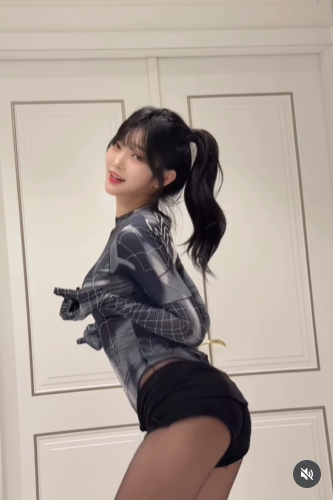 Song Yi Do là một gương mặt khá quen thuộc trong cộng đồng mạng Hàn Quốc và thường xuyên chia sẻ những khoảnh khắc đời thường, các đoạn clip nhảy múa và biến hình thú vị. (Ảnh: @dlehhh)