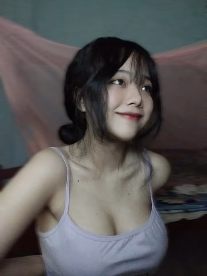 Sở hữu thân hình mảnh mai nhưng Khuê Ngọc sở hữu vòng 1 cực khủng.