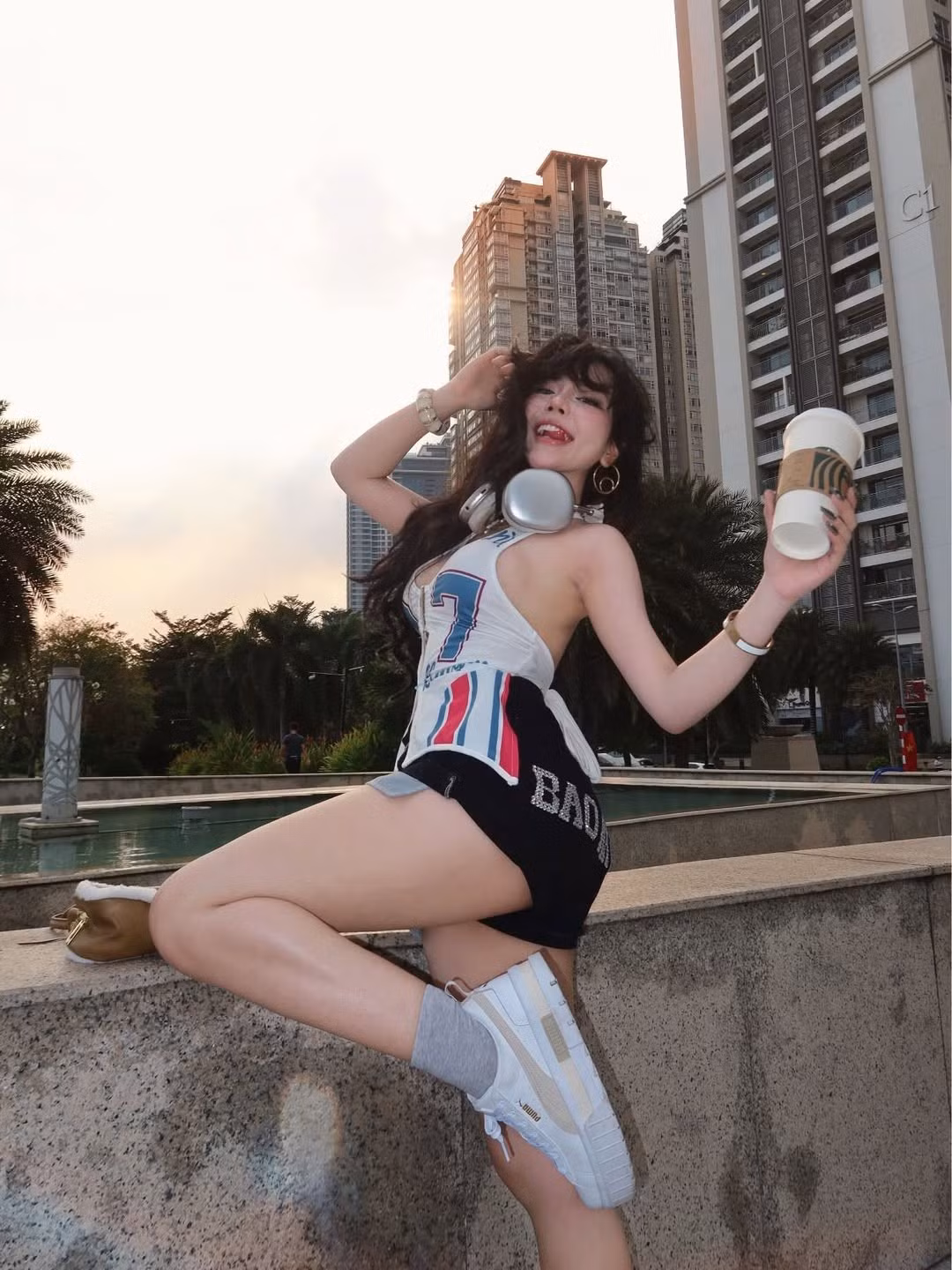 Không chỉ chú trọng vào quần áo, Bảo Khuyên Susan còn rất biết cách tạo điểm nhấn bằng phụ kiện như chiếc tai nghe chụp tai hay chiếc túi xách tay kiểu dáng khá lạ mắt. (Ảnh: IGNV)