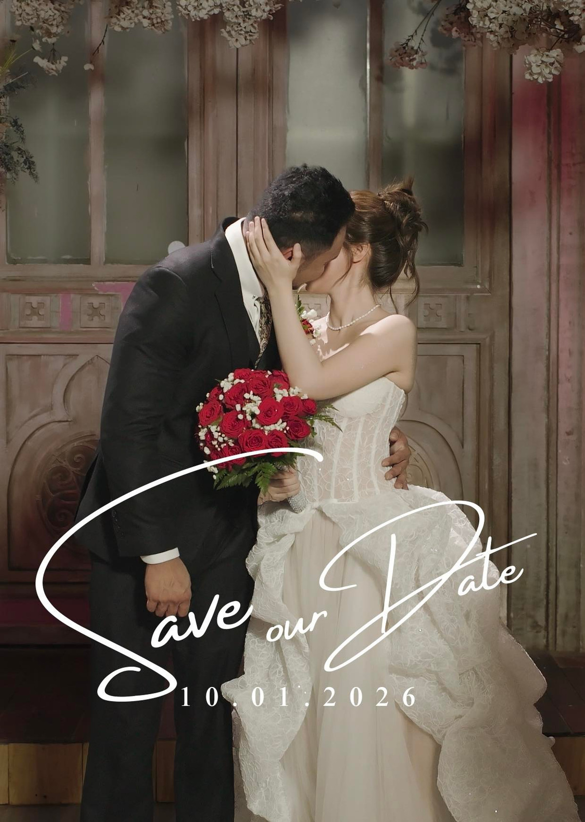 Kèm theo dòng trạng thái "Cám ơn em vì tất cả", Khuyến Dương xuất hiện với phong thái đĩnh đạc, gương mặt rạng rỡ hạnh phúc bên cạnh người bạn đời của mình.