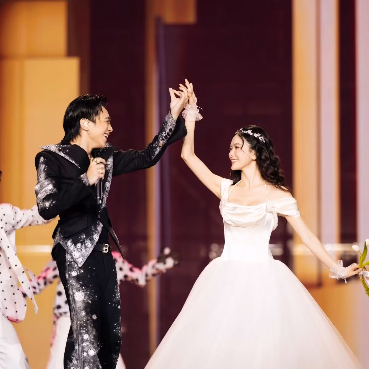 Sau hơn một thập kỷ hoạt động nghệ thuật, Soobin Hoàng Sơn chính thức tổ chức concert solo đầu tiên mang tên “SOOBIN LIVE CONCERT: ALL-ROUNDER” tại Hà Nội. Trong màn trình diễn ca khúc "Dancing In The Dark", Đỗ Yên Đan - nữ chính xuất hiện trên sân khấu với màn sánh đôi cùng Soobin đã để lại nhiều ấn tượng trong lòng khán giả.