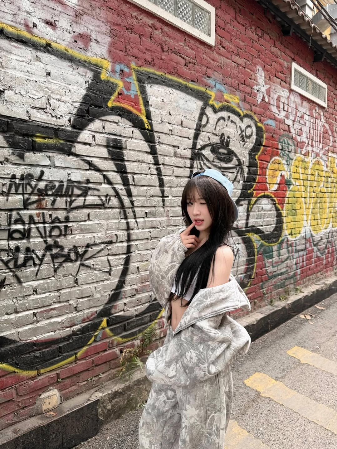 Được mệnh danh là "tắc kè hoa", cô nàng có thể cân mọi phong cách từ váy áo tiểu thư ngọt ngào đến đồ streetstyle bụi bặm, cá tính như trong bộ ảnh dạo phố mới đây. (Ảnh: IGNV)